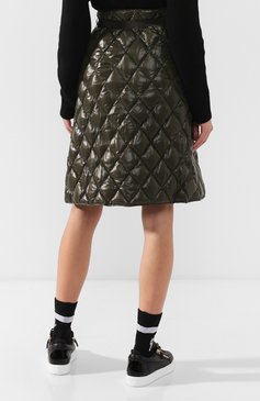 Женская стеганая юбка с запахом MONCLER хаки цвета, арт. D2-093-25900-05-68950 | Фото 4 (Материал внешний: Синтетический материал; Женское Кросс-КТ: Юбка-одежда; Длина Ж (юбки, платья, шорты): До колена; Статус проверки: Проверено, Проверена категория)