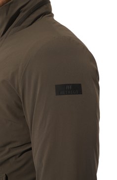 Мужская пуховая куртка HETREGO хаки цвета, арт. 8K463/R0DERICK | Фото 5 (Кросс-КТ: Куртка; Рукава: Длинные; Длина (верхняя одежда): До середины бедра; Материал внешний: Синтетический материал; Материал сплава: Проставлено; Стили: Милитари; Мужское Кросс-КТ: Куртка-пуховая; Материал подклада: Синтетический материал; Драгоценные камни: Проставлено; Материал утеплителя: Пух и перо)