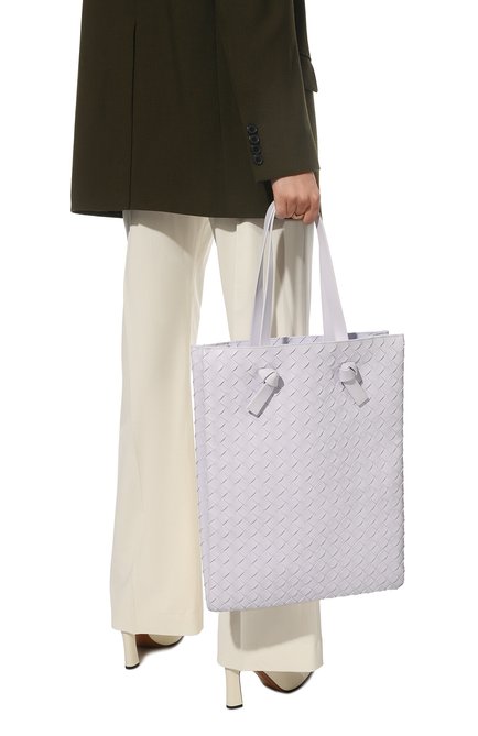 Женский сумка-тоут tie BOTTEGA VENETA светло-сиреневого цвета, арт. 690502/V1FG1 | Фото 2 (Размер: large; Материал: Натуральная кожа; Сумки-технические: Сумки-шопперы)