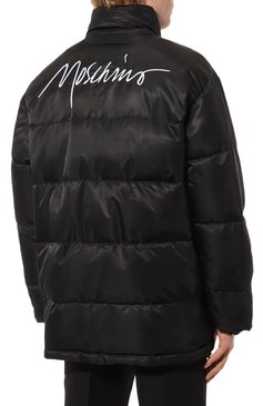 Мужская утепленная куртка MOSCHINO черного цвета, арт. A0629/5215 | Фото 4 (Кросс-КТ: Куртка; Рукава: Длинные; Длина (верхняя одежда): До середины бедра; Материал внешний: Синтетический материал; Мужское Кросс-КТ: утепленные куртки; Материал сплава: Проставлено; Материал подклада: Синтетически й материал; Драгоценные камни: Проставлено; Стили: Кэжуэл)