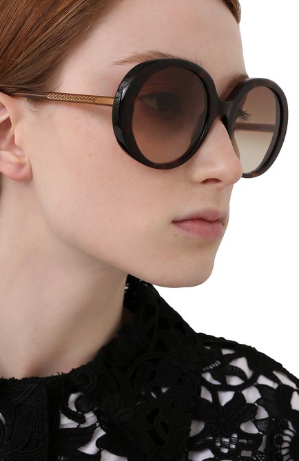 Женские солнцезащитные очки CHLOÉ коричневого цвета, арт. CH0007S | Фото 2 (Тип очков: С/з; Очки форма: Круглые)