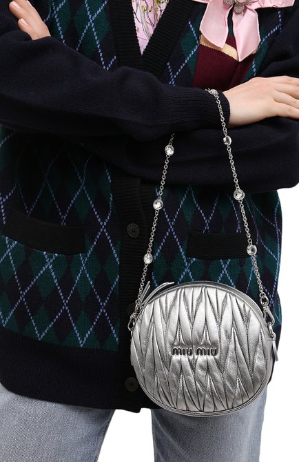 Женская сумка MIU MIU серебряного цвета, арт. 5BH191-2CE3-F0135-NOY | Фото 2 (Материал: Нату ральная кожа; Сумки-технические: Сумки через плечо; Ремень/цепочка: На ремешке; Размер: mini; Женское Кросс-КТ: Вечерняя сумка)
