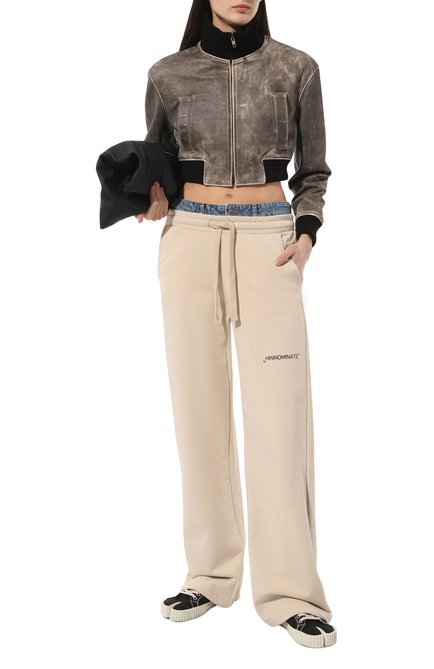 Женские хлопковые брюки HINNOMINATE бежевого цвета, арт. HMABW00127 | Фото 2 (Материал внешний: Хлопок; Длина (брюки, джинсы): Стандартные; Материал сплава: Проставлено; Драгоценные камни: Проставлено)