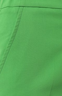 Женские хлопковые брюки BEATRICE .B зеленого цвета, арт. 23FE1785RI0 | Фото 5 (Длина (брюки, джинсы): Стандартные; Женское Кросс-КТ: Брюки-одежда; Силуэт Ж (брюки и джинсы): Прямые; Материал сплава: Проставлено; Материал внешний: Хлопок; Драгоценные камни: Проставлено; Стили: Кэжуэл)