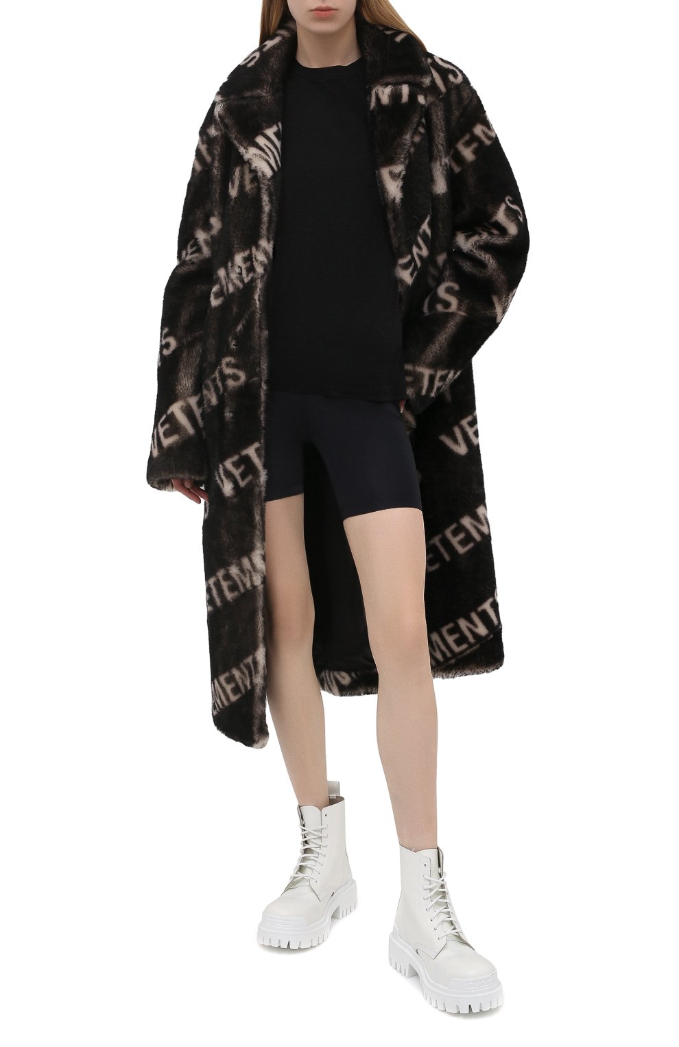 Женские шорты VERSACE черного цвета, арт. A88980/A101049 | Фото 2 (Женское Кросс-КТ: Шорты-одежда; Длина Ж (юбки, платья, шорты): Мини; Материал внешний: Синтетический материал; Региональные ограничения белый список (Axapta Mercury): RU; Стили: Спорт-шик)