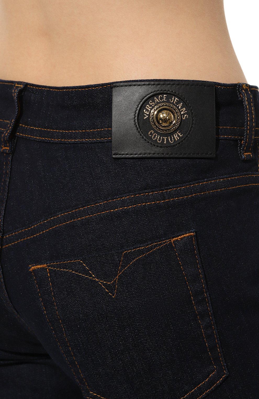 Женские джинсы VERSACE JEANS COUTURE темно-синего цвета, арт. 74HAB5J0/CDW02 | Фото 5 (Кросс-КТ: Деним; Длина (брюки, джинсы): Стандартные; Материал внешний: Хлопок, Деним; Силуэт Ж (брюки и джинсы): Скинни; Стили: Кэжуэл)