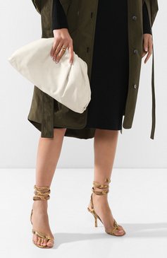 Женский клатч pouch BOTTEGA VENETA белого цвета, арт. 576227/VCP40 | Фото 2 (Размер: medium; Материал: Натуральная кожа; Региональные ограничения белый список (Axapta Mercury): RU; Женское Кросс-КТ: Клатч-клатчи)