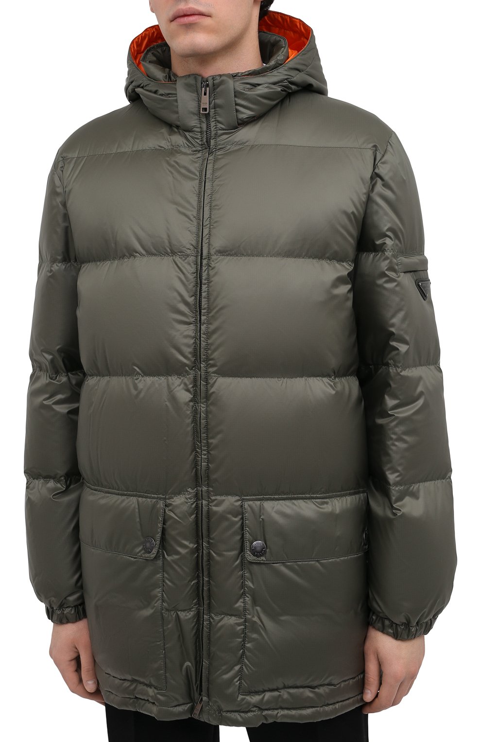 Мужская пуховик PRADA хаки цвета, арт. SGB857-1C4G-F0UHE-212 | Фото 3 (Мужское Кросс-КТ: пуховик-короткий; Рукава: Длинные; Длина (верхняя одежда): До середины бедра; Материал внешний: Синтетический материал; Материал сплава: Проставлено; Стили: Милитари, Кэжуэл; Драгоценные камни: Проставлено)