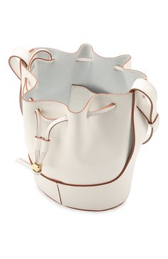 Женская сумка balloon small LOEWE белого цвета, арт. 326.75AC31 | Фото 4 (Сумки-технические: Сумки через плечо; Материал: Натуральная кожа; Ремень/цепочка: На ремешке; Размер: small)