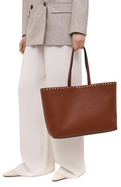 Женский сумка-шопер rockstud VALENTINO коричневого цвета, арт. VW2B0B70/VSF | Фото 2 (Сумки-технические: Сумки-шопперы; Материал: Натуральная кожа; Размер: large)