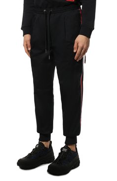 Мужские хлопковые джоггеры MONCLER темно-синего цвета, арт. H1-091-2A000-32-57448 | Фото 3 (Длина (брюки, джинсы): Стандартные; Региональные ограничения белый список (Axapta Mercury): Не проставлено; Материал сплава: Проставлено; Нос: Не проставлено; Материал внешний: Хлопок; Стили: Спорт-шик; Драгоценные камни: Проставлено; Силуэт М (брюки): Джоггеры)