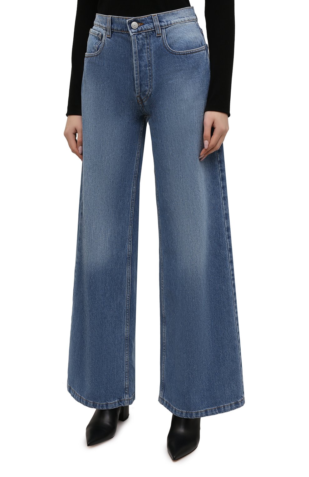 Женские джинсы MAGDA BUTRYM голубого цвета, арт. 1307210000 | Фото 3 (Силуэт Ж (брюки и джинсы): Широкие; Кросс-КТ: Деним; Длина (брюки, джинсы): Стандартные; Стили: Гранж; Материал внешний: Хлопок; Детали: Потертости)
