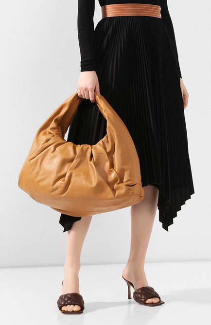 Женская сумка shoulder pouch medium BOTTEGA VENETA светло-бежевого цвета, арт. 607984/VCP40 | Фото 2 (Материал: Натуральная кожа; Сумки-технические: Сумки top-handle; Размер: medium; Региональные ограничения белый список (Axapta Mercury): RU)