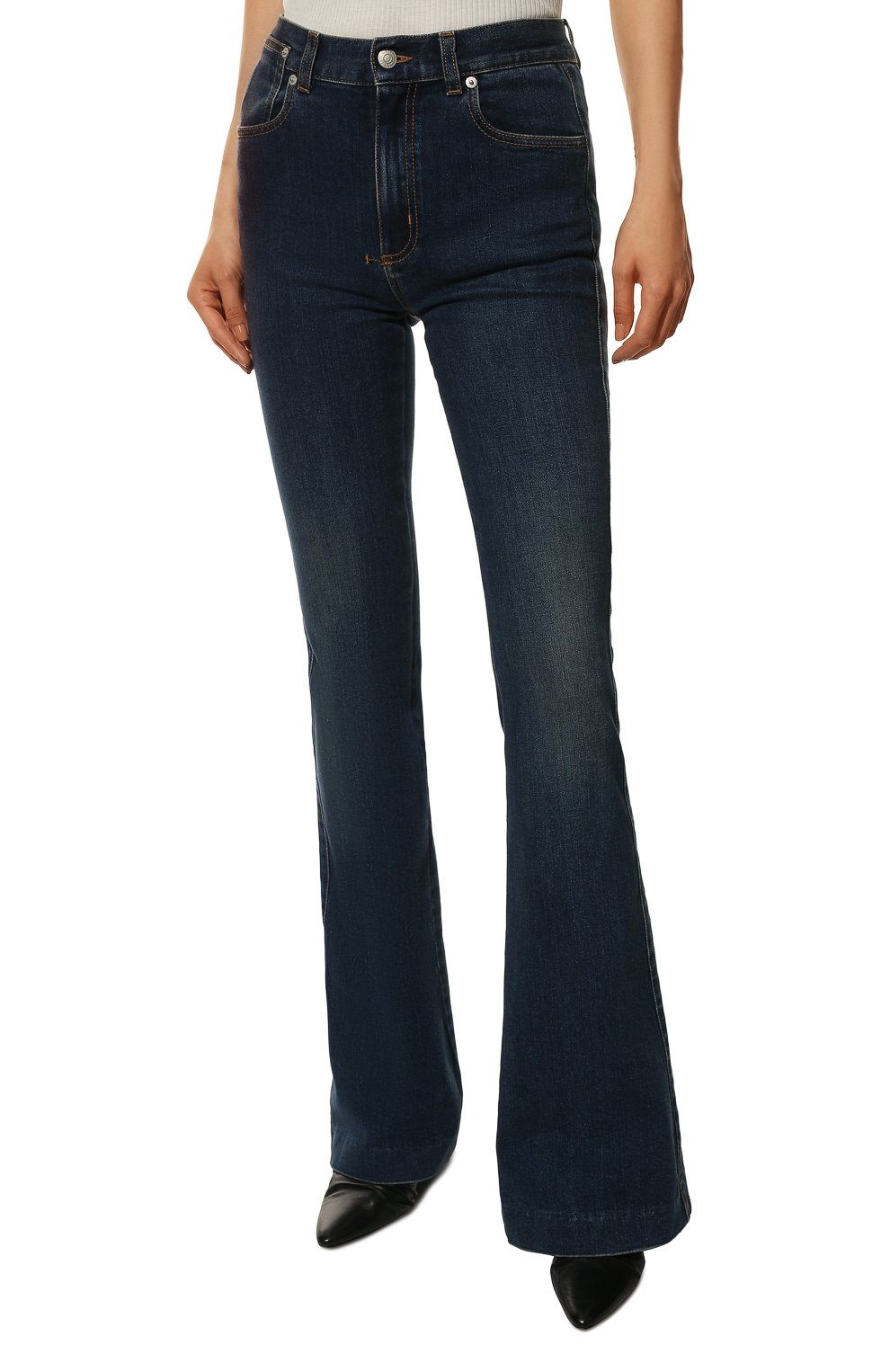 Женские джинсы ALEXANDER MCQUEEN синего цвета, арт. 628062/QMABH | Фото 3 (Длина (брюки, джинсы): Удлиненные; Кросс-КТ: Деним; Силуэт Ж (брюки и джинсы): Расклешенные; Материал внешний: Хлопок; Стили: Кэжуэл)