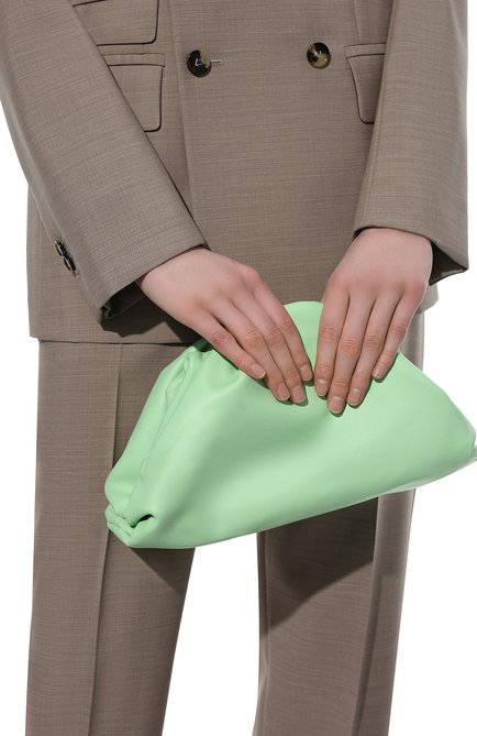 Женский клатч pouch BOTTEGA VENETA светло-зеленого цвета, арт. 690238/V1BW0 | Фото 2 (Материал: Натуральная кожа; Размер: medium; Женское Кросс-КТ: Клатч-клатчи)