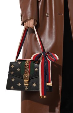 Женская сумка sylvie bee star style GUCCI черного цвета, арт. 524405 DJ2RG | Фото 8 (Сумки-технические: Сумки через плечо; Материал: Натуральная кожа; Ремень/цепочка: На ремешке; Размер: small)