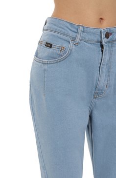 Женские джинсы BLCV светло-голубого цвета, арт. 102DSHSZ001_SBM | Фото 5 (Материал внешний: Замша, Хлопок; Длина (брюки, джинсы): Удлиненные; Кросс-КТ: Деним; Стили: Гранж; Материал сплава: Проставлено; Силуэт Ж (брюки и джинсы): Расклешенные; Драгоценные камни: Проставлено)