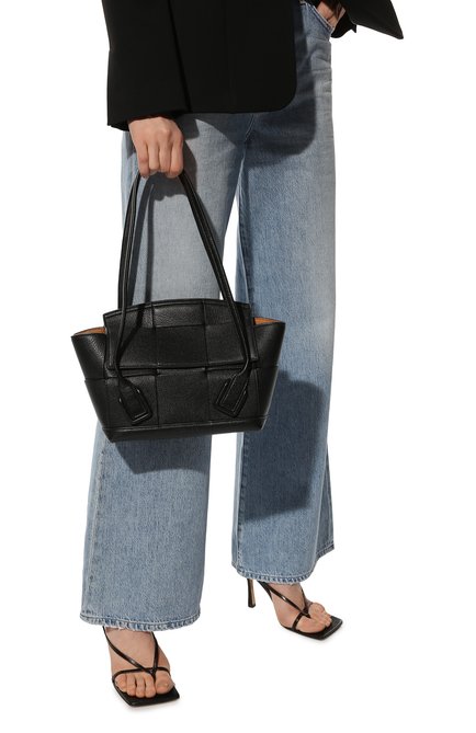 Женская сумка arco small BOTTEGA VENETA черного цвета, арт. 575943/VA981 | Фото 2 (Материал: Натуральная кожа; Сумки-технические: Сумки top-handle; Размер: small; Региональные ограничения белый список (Axapta Mercury): RU)