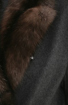 Женское пальто с меховой отделкой KITON серого цвета, арт. DW0619AV03S28 | Фото 5 (Женское Кросс-КТ: Мех; Материал внешний: Шерсть, Кашемир; Рукава: Длинные; Длина (верхняя одежда): До колена; Материал утеплителя: Натуральный мех; Статус проверки: Проверено, Проверена категория; 1-2-бортные: Двубортные)
