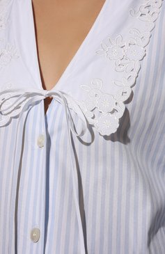 Женская хлопковая блузка MIU MIU голубого цвета, арт. MK1565-Z58-F0M10 | Фото 5 (Рукава: Длинные; Длина (для топов): Стандартные; Принт: С принтом; Материал внешний: Хлопок; Стили: Романтичный; Женское Кросс-КТ: Блуза-одежда)