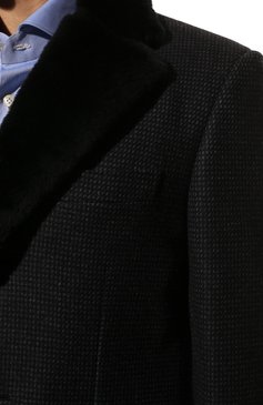Мужской шерстяное пальто с меховой отделкой BRIONI темно-синего цвета, арт. R0KD0L/08A8N | Фото 5 (Материал внешний: Шерсть; Рукава: Длинные; Материал внутренний: Не назначено; Длина (верхняя одежда): До середины бедра; Материал сплава: Проставлено; Стили: Классический; Мужское Кросс-КТ: Верхняя одежда, пальто-верхняя одежда; Драгоценные камни: Проставлено; Материал подклада: Купро; Статус проверки: Проверена категория)