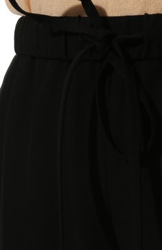 Женские шелковые шорты VALENTINO черного цвета, арт. XB3RD0B51MM | Фото 5 (Женское Кросс-КТ: Шорты-одежда; Материал внешний: Шелк; Стили: Гламурный; Кросс-КТ: Широкие; Региональные ограничения белый список (Axapta Mercury): RU; Материал сплава: Проставлено; Длина Ж (юбки, платья, шорты): Миди; Драгоценные камни: Проставлено)
